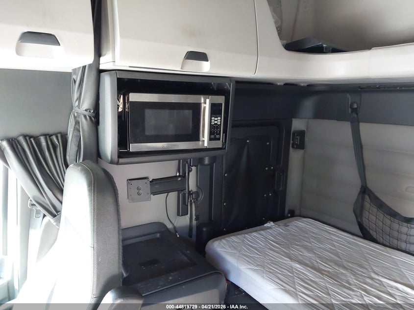 2018 Freightliner New cascadia 126 VIN 3AKJHHDR8JSJM7362 IAAI salvage auction — SIDE, Salvage (Idaho), sold $10,000 on 2026-09-16 (photo 6)