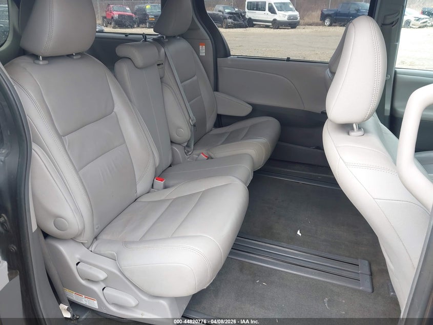 2017 Toyota Sienna VIN 5TDYZ3DC6HS804908 IAAI salvage auction — FRONT END, Salvage Title, sold $3,950 on 2026-07-30 (photo 8)