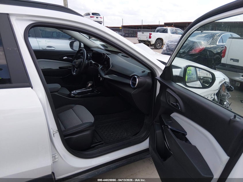 2024 Chevrolet Trax VIN KL77LHE21RC174909 IAAI salvage auction — LEFT FRONT, Wait Title, sold $4,550 on 2026-07-14 (photo 5)
