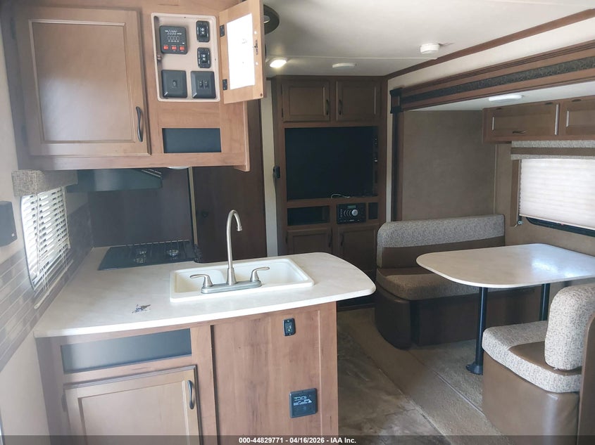 2015 Jayco Jay flight VIN 1UJBJ0BM3F1TL0367 IAAI salvage auction — HAIL, Wait Title, sold $4,200 on 2026-09-04 (photo 8)