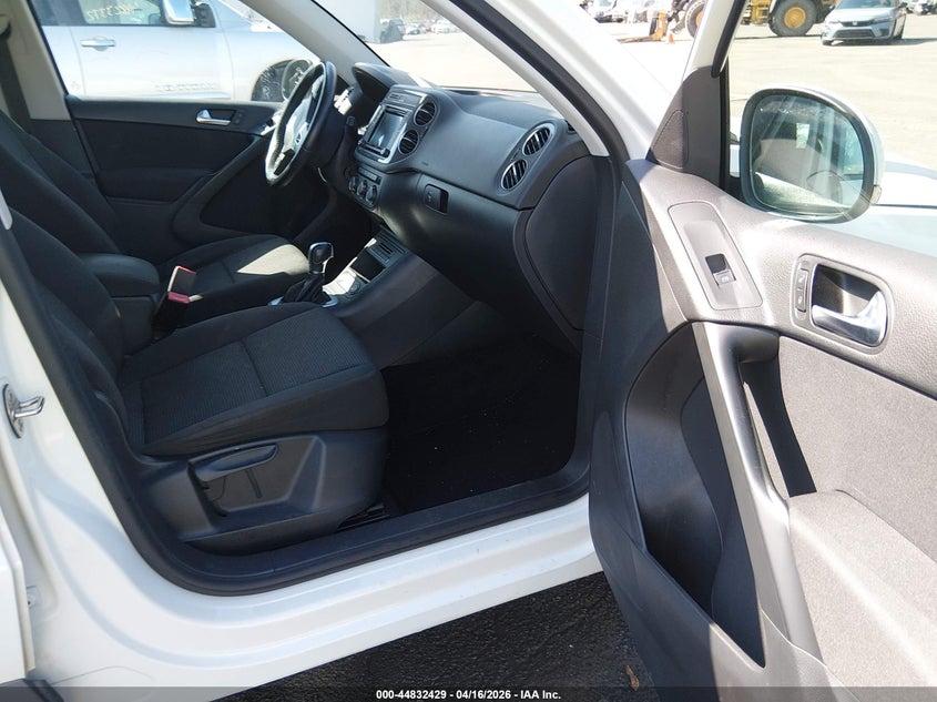 2017 Volkswagen Tiguan VIN WVGAV7AX4HK046663 IAAI salvage auction — LEFT FRONT, Wait Title, sold $1,400 on 2026-07-09 (photo 5)