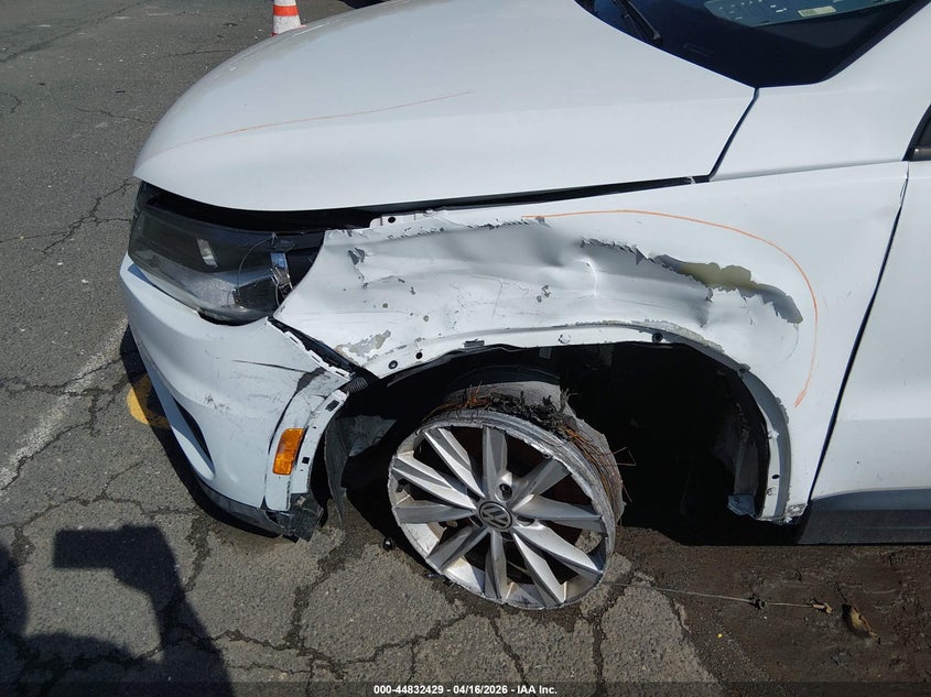 2017 Volkswagen Tiguan VIN WVGAV7AX4HK046663 IAAI salvage auction — LEFT FRONT, Wait Title, sold $1,400 on 2026-07-09 (photo 6)