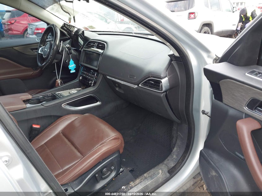 2017 Jaguar F-pace VIN SADCM2BV5HA076619 IAAI salvage auction — VANDALISM, Salvage Title, sold $1,450 on 2026-07-29 (photo 5)