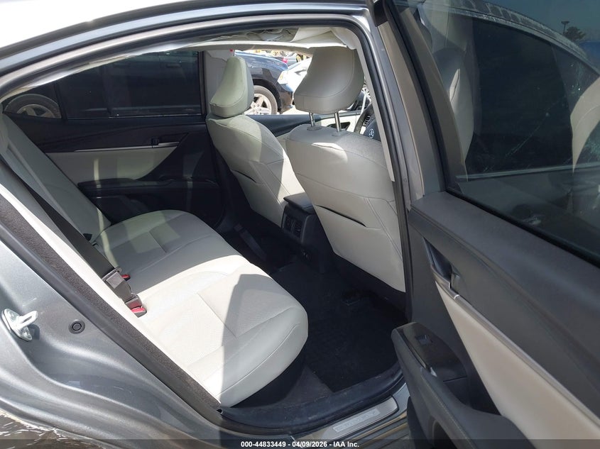 2025 Toyota Camry VIN 4T1DBADK6SU536374 IAAI salvage auction — SIDE, Salvage Title, sold $13,100 on 2026-07-31 (photo 8)