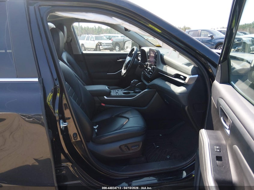 2023 Toyota Highlander VIN 5TDKDRBH9PS503358 IAAI salvage auction — SIDE, Salvage Title, sold $8,900 on 2026-07-24 (photo 5)
