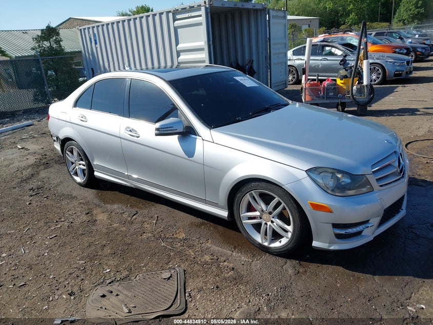 2012 Mercedes-benz C-klasse VIN WDDGF8BBXCR200576 IAAI salvage auction — SIDE, Salvage Title, sold $825 on 2026-08-10 (photo 1)