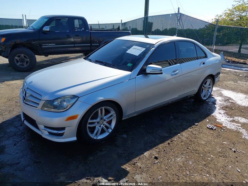 2012 Mercedes-benz C-klasse VIN WDDGF8BBXCR200576 IAAI salvage auction — SIDE, Salvage Title, sold $825 on 2026-08-10 (photo 2)