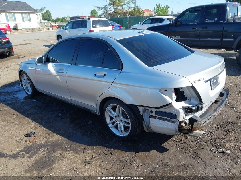 2012 Mercedes-benz C-klasse VIN WDDGF8BBXCR200576 IAAI salvage auction — SIDE, Salvage Title, sold $825 on 2026-08-10 (photo 3)
