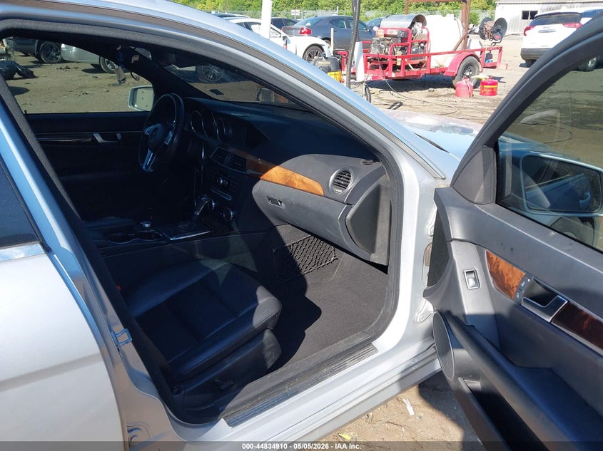 2012 Mercedes-benz C-klasse VIN WDDGF8BBXCR200576 IAAI salvage auction — SIDE, Salvage Title, sold $825 on 2026-08-10 (photo 5)