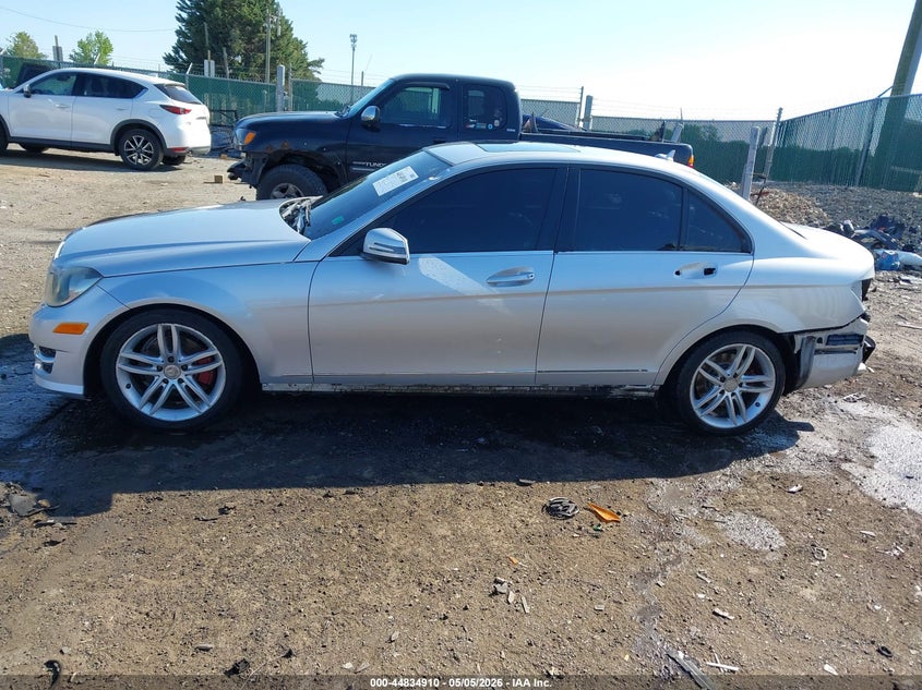 2012 Mercedes-benz C-klasse VIN WDDGF8BBXCR200576 IAAI salvage auction — SIDE, Salvage Title, sold $825 on 2026-08-10 (photo 6)