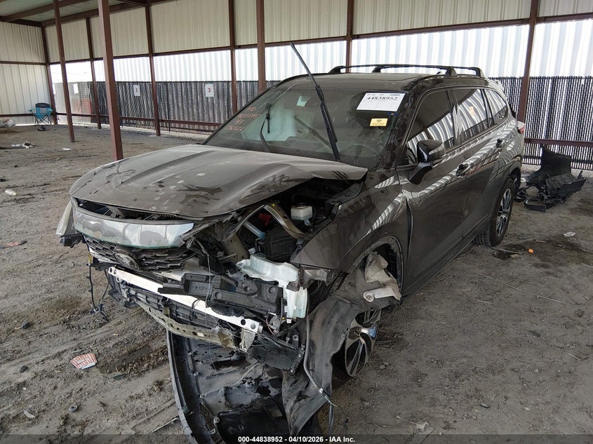 2021 Toyota Highlander VIN 5TDLZRAH4MS032822 IAAI salvage auction — BIO HAZARD, Salvage Title, sold $3,050 on 2026-07-14 (photo 2)