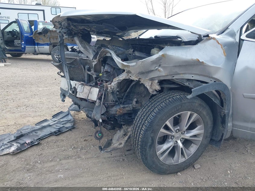 2015 Toyota Highlander VIN 5TDJKRFH8FS213042 IAAI salvage auction — FRONT END, Salvage Title, sold $3,100 on 2026-07-22 (photo 6)