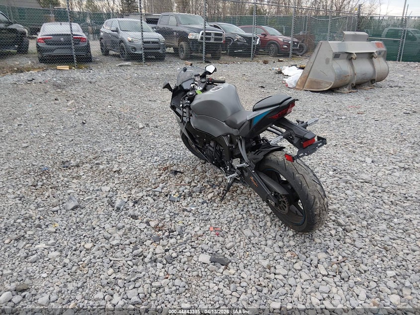 2025 Kawasaki Zx VIN JKBZXJK1XSA007149 IAAI salvage auction — RIGHT SIDE, Salvage (West Virginia), sold $5,150 on 2026-07-14 (photo 3)