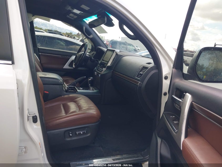 2016 Toyota Land cruiser VIN JTMCY7AJ0G4046601 IAAI salvage auction — SIDE, Wait Title, sold $32,250 on 2026-07-26 (photo 5)