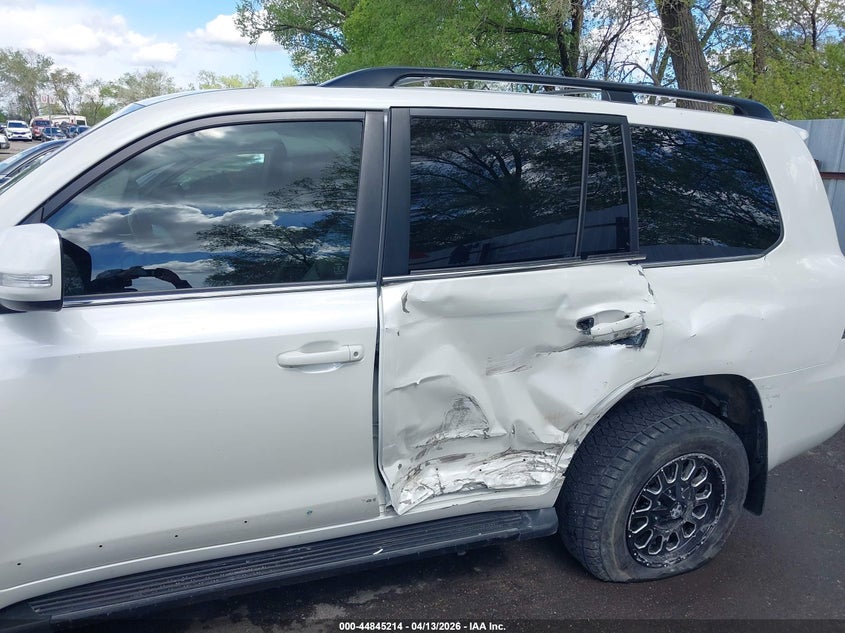 2016 Toyota Land cruiser VIN JTMCY7AJ0G4046601 IAAI salvage auction — SIDE, Wait Title, sold $32,250 on 2026-07-26 (photo 6)