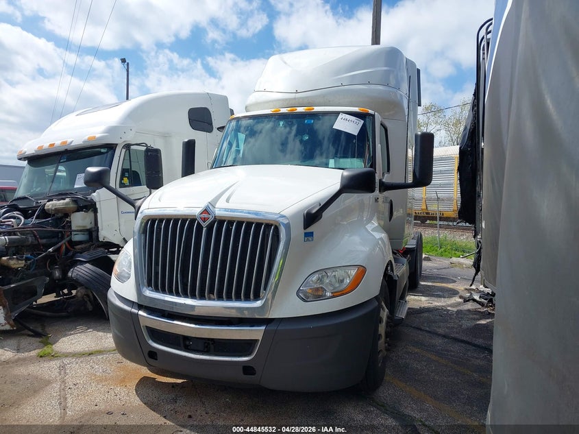 2019 International VIN 3HSDZAPR0KN530634 IAAI salvage auction — REPOSSESSION, Salvage Title, sold $12,150 on 2026-07-08 (photo 2)