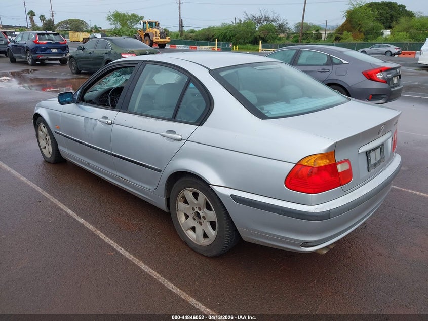 2001 BMW 3er VIN WBAAV33401FU89792 IAAI salvage auction — SIDE, Clear (Hawaii), sold $125 on 2026-08-18 (photo 3)