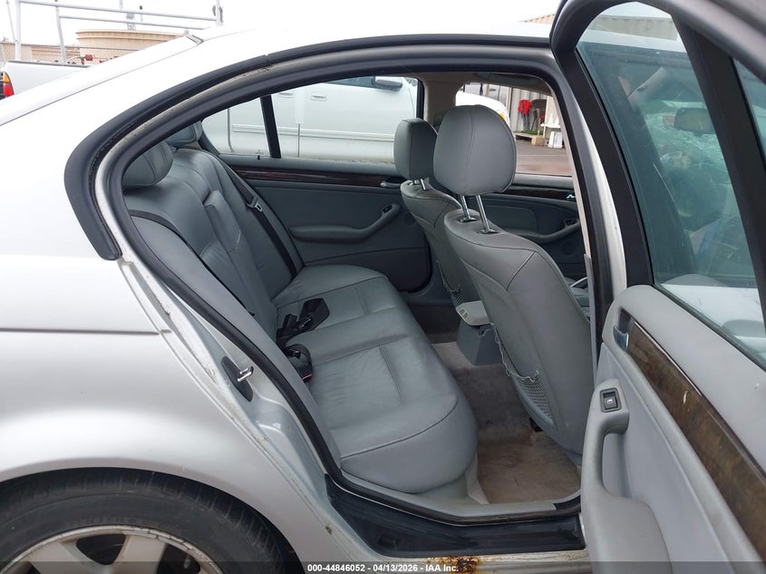 2001 BMW 3er VIN WBAAV33401FU89792 IAAI salvage auction — SIDE, Clear (Hawaii), sold $125 on 2026-08-18 (photo 8)