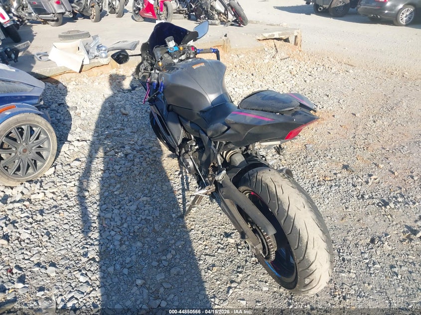 2024 Yamaha Yzf VIN JYARM38E5RA012256 IAAI salvage auction — SIDE, Wait Title, sold $525 on 2026-09-07 (photo 3)