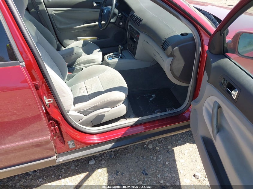 2001 Volkswagen Passat VIN WVWHC63B31E031046 IAAI salvage auction — NORMAL WEAR, Clear (Wisconsin), sold $400 on 2026-08-06 (photo 5)