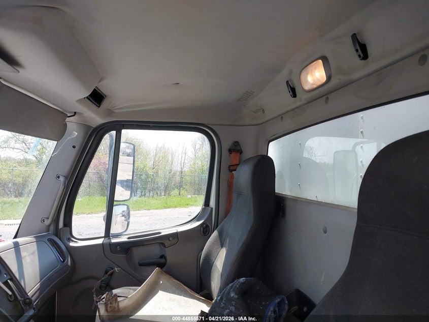2015 Freightliner M2 106 VIN 1FVACWDU7FHGJ9319 IAAI salvage auction — Unknown, Regular Certificate (Iowa), sold $2,050 on 2026-07-06 (photo 6)
