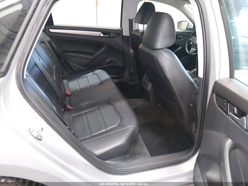 2015 Volkswagen Passat VIN 1VWAT7A39FC092551 IAAI salvage auction — RIGHT FRONT, Wait Title, sold $1,400 on 2026-08-07 (photo 8)