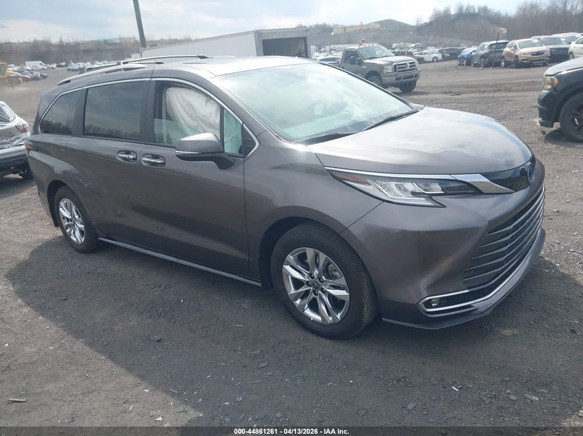 2024 Toyota Sienna VIN 5TDZSKFCXRS114175 IAAI salvage auction — SIDE, Salvage Title, sold $17,550 on 2026-07-21 (photo 1)