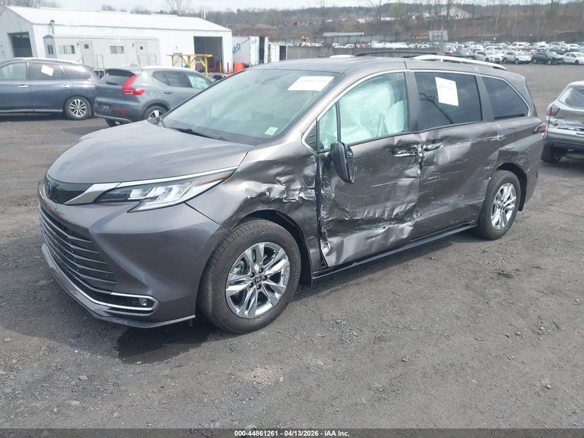 2024 Toyota Sienna VIN 5TDZSKFCXRS114175 IAAI salvage auction — SIDE, Salvage Title, sold $17,550 on 2026-07-21 (photo 2)