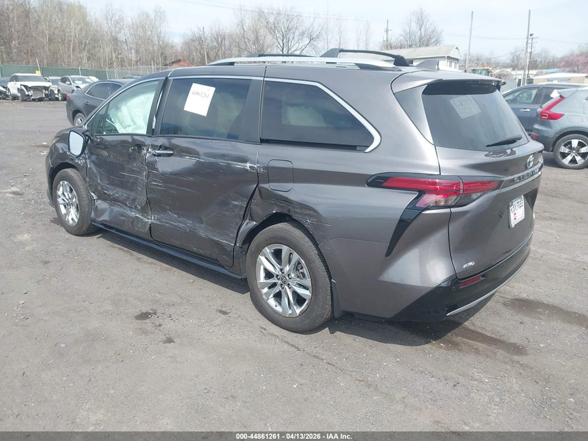 2024 Toyota Sienna VIN 5TDZSKFCXRS114175 IAAI salvage auction — SIDE, Salvage Title, sold $17,550 on 2026-07-21 (photo 3)