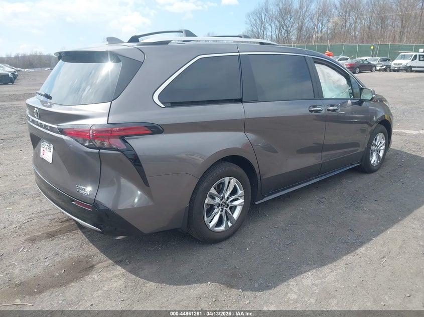 2024 Toyota Sienna VIN 5TDZSKFCXRS114175 IAAI salvage auction — SIDE, Salvage Title, sold $17,550 on 2026-07-21 (photo 4)