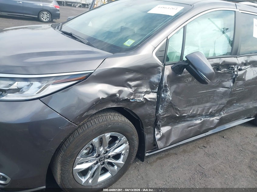 2024 Toyota Sienna VIN 5TDZSKFCXRS114175 IAAI salvage auction — SIDE, Salvage Title, sold $17,550 on 2026-07-21 (photo 6)