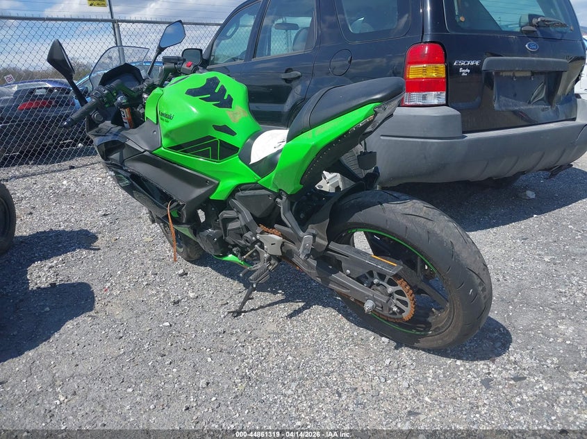 2024 Kawasaki Ninja VIN ML5EXEP15RDAB8215 IAAI salvage auction — LEFT & RIGHT, Salvage (Pennsylvania), sold $1,600 on 2026-09-09 (photo 3)
