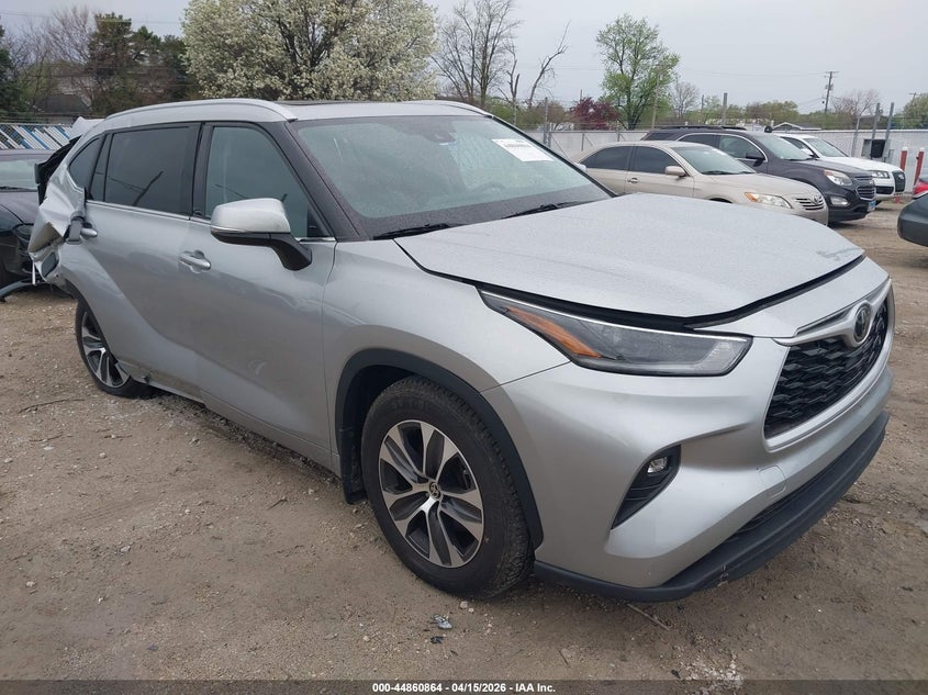 2021 Toyota Highlander VIN 5TDGZRBHXMS555133 IAAI salvage auction — UNKNOWN, Salvage (Illinois), sold $8,800 on 2026-07-28 (photo 1)