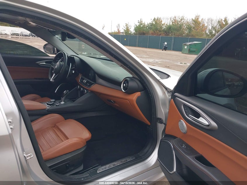 2017 Alfa romeo Giulia VIN ZARFAEEN9H7554655 IAAI salvage auction — HAIL, Wait Title, sold $1,150 on 2026-07-28 (photo 5)
