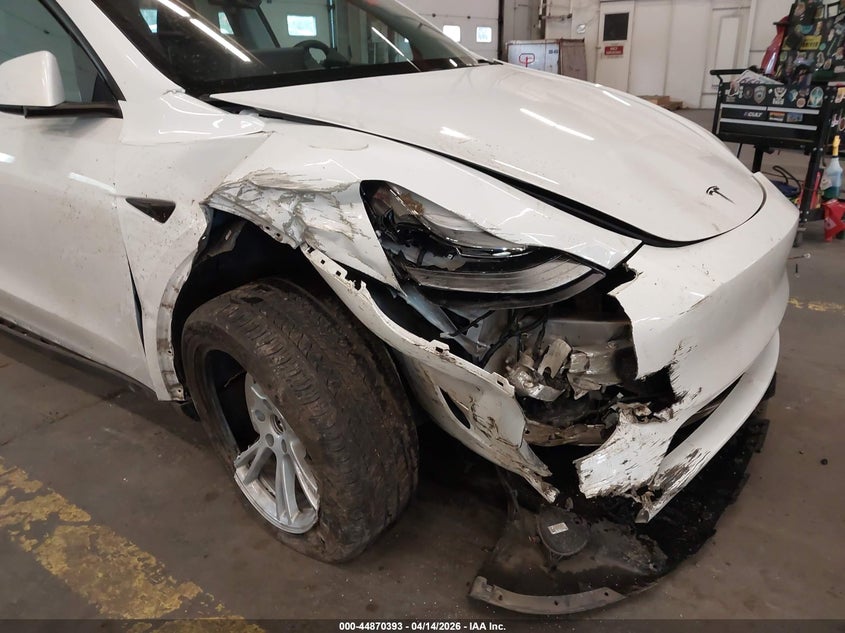 2023 Tesla Model y VIN 7SAYGDEE5PF788671 IAAI salvage auction — RIGHT FRONT, Salvage (Oregon), sold $10,800 on 2026-07-09 (photo 6)