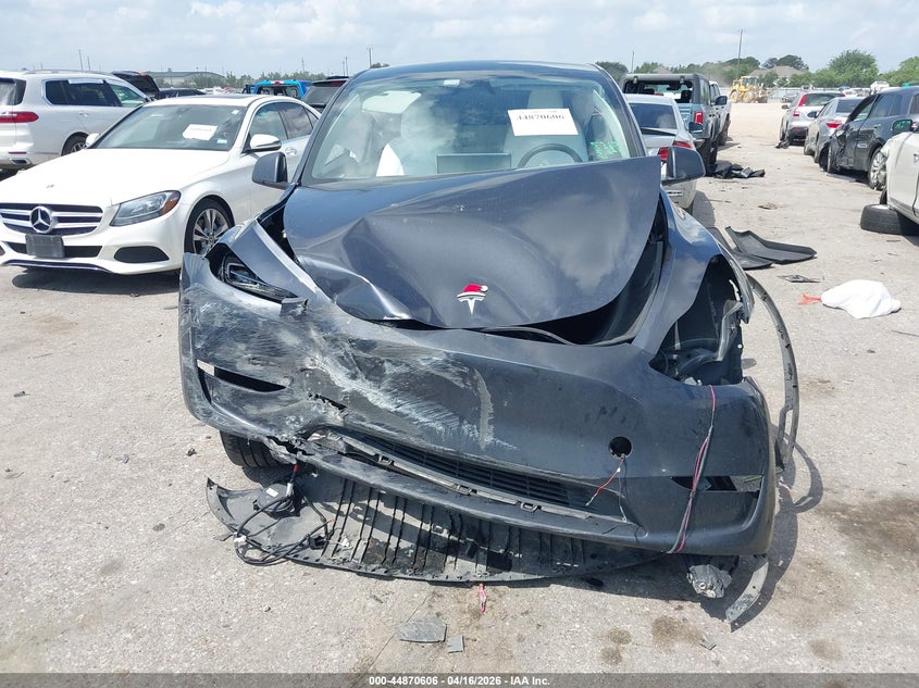 2024 Tesla Model y VIN 7SAYGAEEXRF075122 IAAI salvage auction — FRONT & REAR, Salvage (Texas), sold $50 on 2026-07-30 (photo 6)