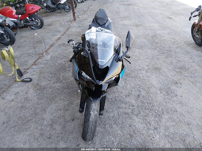 2025 Kawasaki Zx VIN JKBZXJJ13SA025784 IAAI salvage auction — RIGHT SIDE, Salvage (California), sold $4,100 on 2026-07-06 (photo 5)