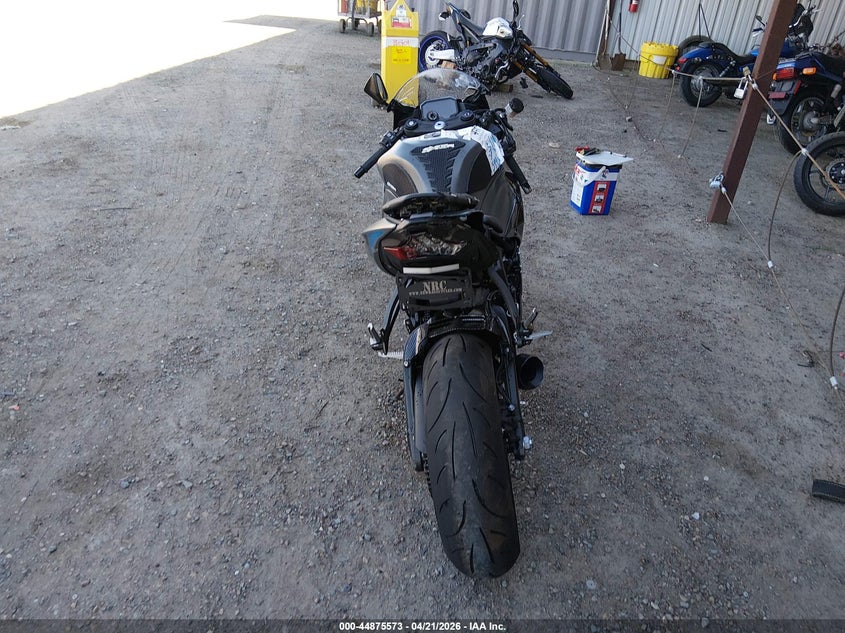 2025 Kawasaki Zx VIN JKBZXJJ13SA025784 IAAI salvage auction — RIGHT SIDE, Salvage (California), sold $4,100 on 2026-07-06 (photo 6)