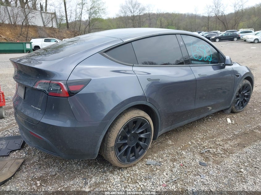 2023 Tesla Model y VIN 7SAYGAEE9PF964944 IAAI salvage auction — SIDE, Wait Title, sold $11,800 on 2026-07-09 (photo 4)