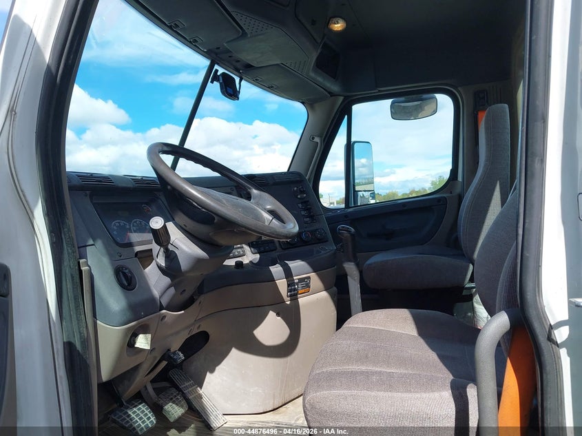 2014 Freightliner Cascadia 125 VIN 3AKJGEDV0ESFR1021 — IAAI salvage auction photo