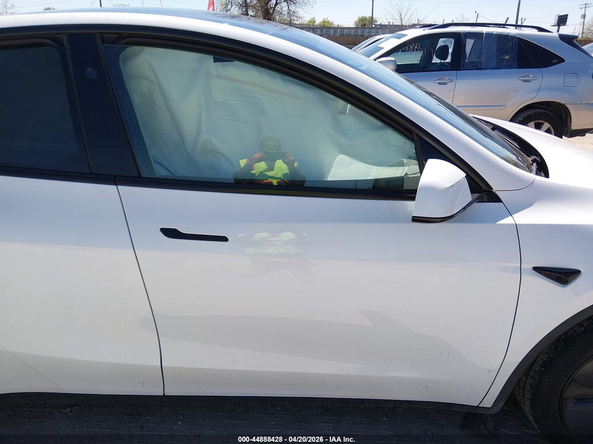 2026 Tesla Model y VIN 7SAYGDEE6TF354558 IAAI salvage auction — UNKNOWN, Salvage (Illinois), sold $20,800 on 2026-07-07 (photo 5)