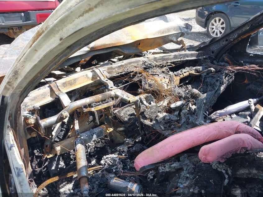 2017 BMW 3er VIN WBA8B9G58HNU51515 IAAI salvage auction — TOTAL BURN, Salvage Title, sold $25 on 2026-07-16 (photo 7)