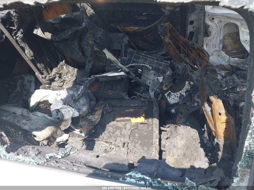 2017 BMW 3er VIN WBA8B9G58HNU51515 IAAI salvage auction — TOTAL BURN, Salvage Title, sold $25 on 2026-07-16 (photo 8)