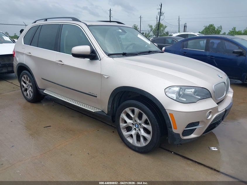 2013 BMW X5 VIN 5UXZV4C52D0E11348 IAAI salvage auction — FRONT END, Wait Title, sold $1,950 on 2026-07-10 (photo 1)