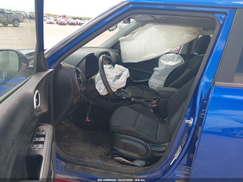 2022 Kia Soul VIN KNDJ63AU9N7817388 IAAI salvage auction — RIGHT SIDE, Original (Texas), sold $2,550 on 2026-07-16 (photo 5)