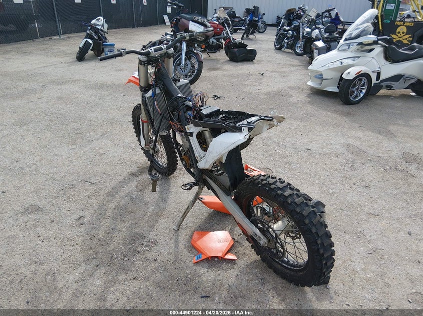 2024 Ktm 350 VIN VBKXCP437RM202955 IAAI salvage auction — THEFT, Non-Repairable (Texas), sold $550 on 2026-07-14 (photo 3)