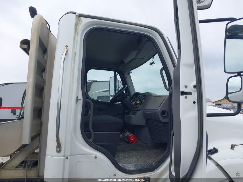 2017 Freightliner M2 VIN 1FUJC5DVXHHJF0195 IAAI salvage auction — FRONT END, Original (Ohio), sold $11,200 on 2026-08-11 (photo 5)