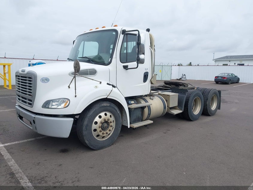 2017 Freightliner M2 VIN 1FUJC5DVXHHJF0195 IAAI salvage auction — FRONT END, Original (Ohio), sold $11,200 on 2026-08-11 (photo 2)
