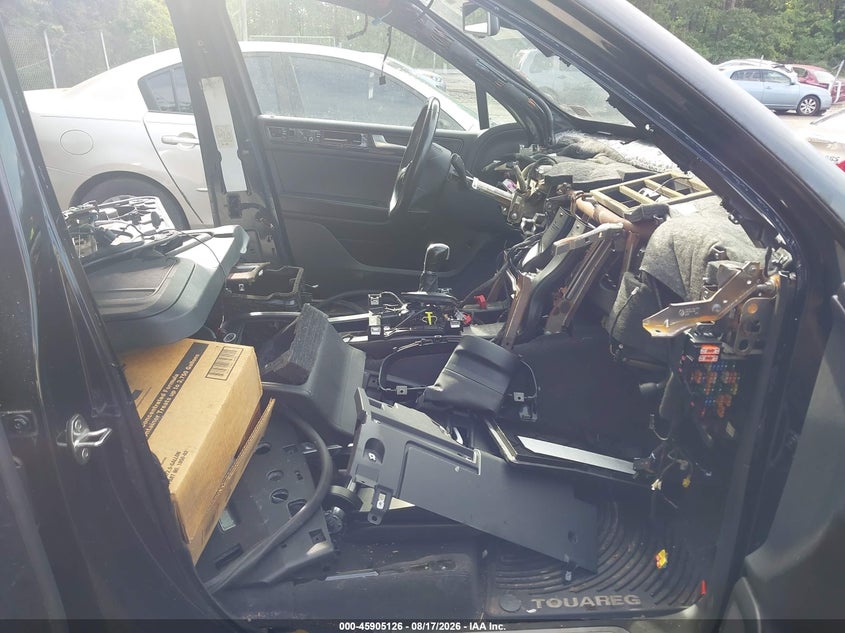 2014 Volkswagen Touareg VIN WVGEP9BP8ED009766 IAAI salvage auction — ALL OVER, Clear (Pennsylvania), sold $225 on 2026-08-19 (photo 5)