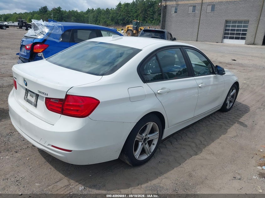 2014 BMW 3er VIN WBA3C3G51ENS71826 IAAI salvage auction — NORMAL WEAR, Clear (Massachusetts), sold $1,450 on 2026-08-21 (photo 4)